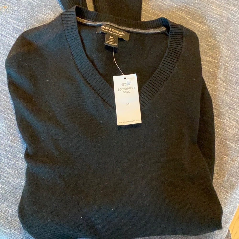 NWT Banana Republic V-neck Marino sweater black